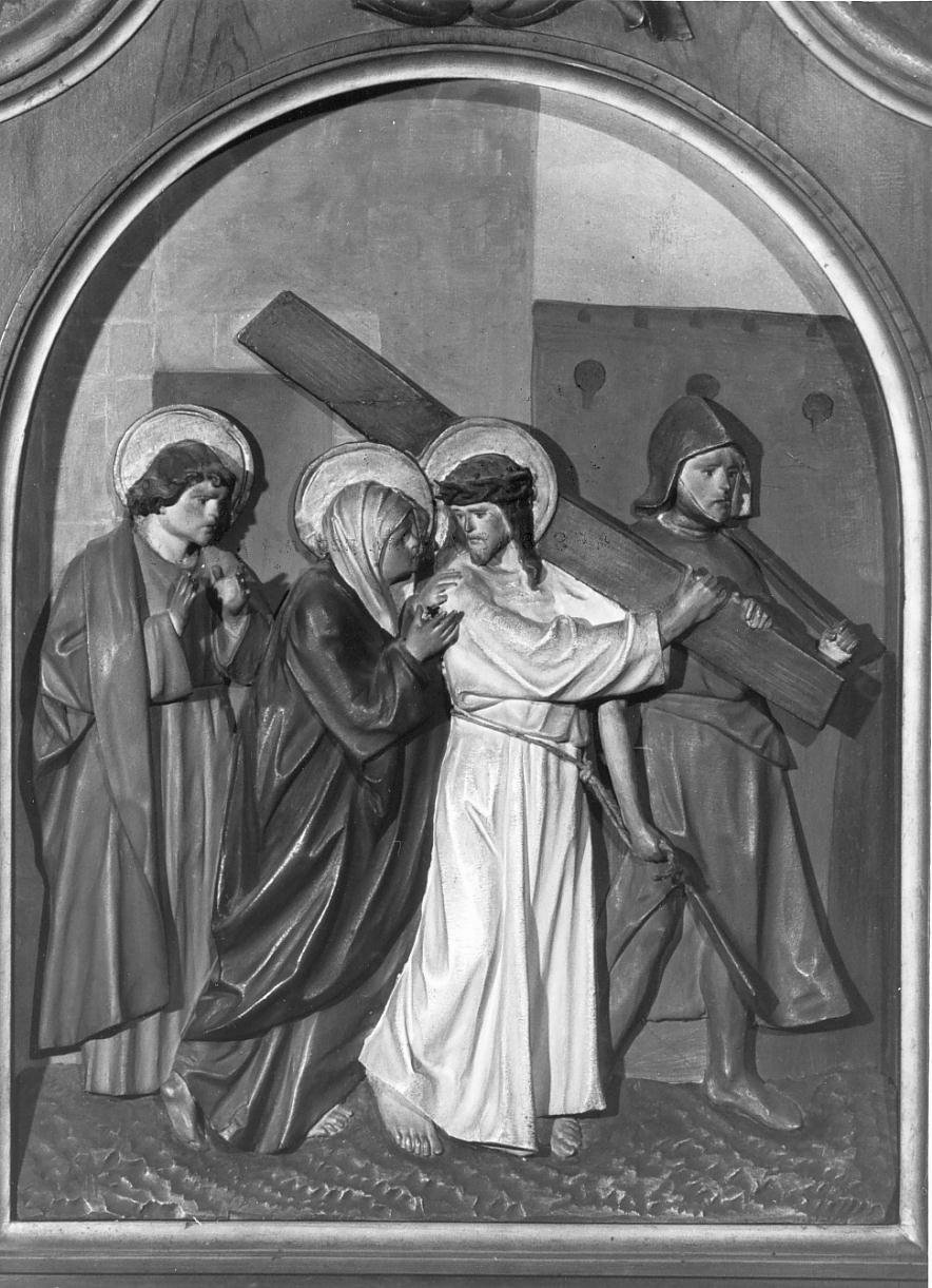 stazione IV: Gesù incontra la Madonna (formella, elemento d'insieme) - ambito mantovano (sec. XX)