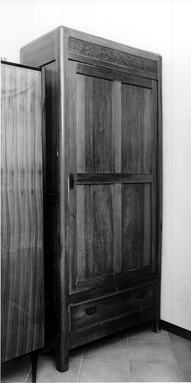 armadio, opera isolata - produzione lombarda (prima metà sec. XX)