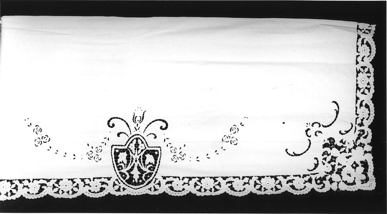monogramma mariano/motivi decorativi floreali (tovaglia d'altare, opera isolata) - manifattura cremonese (primo quarto sec. XX)