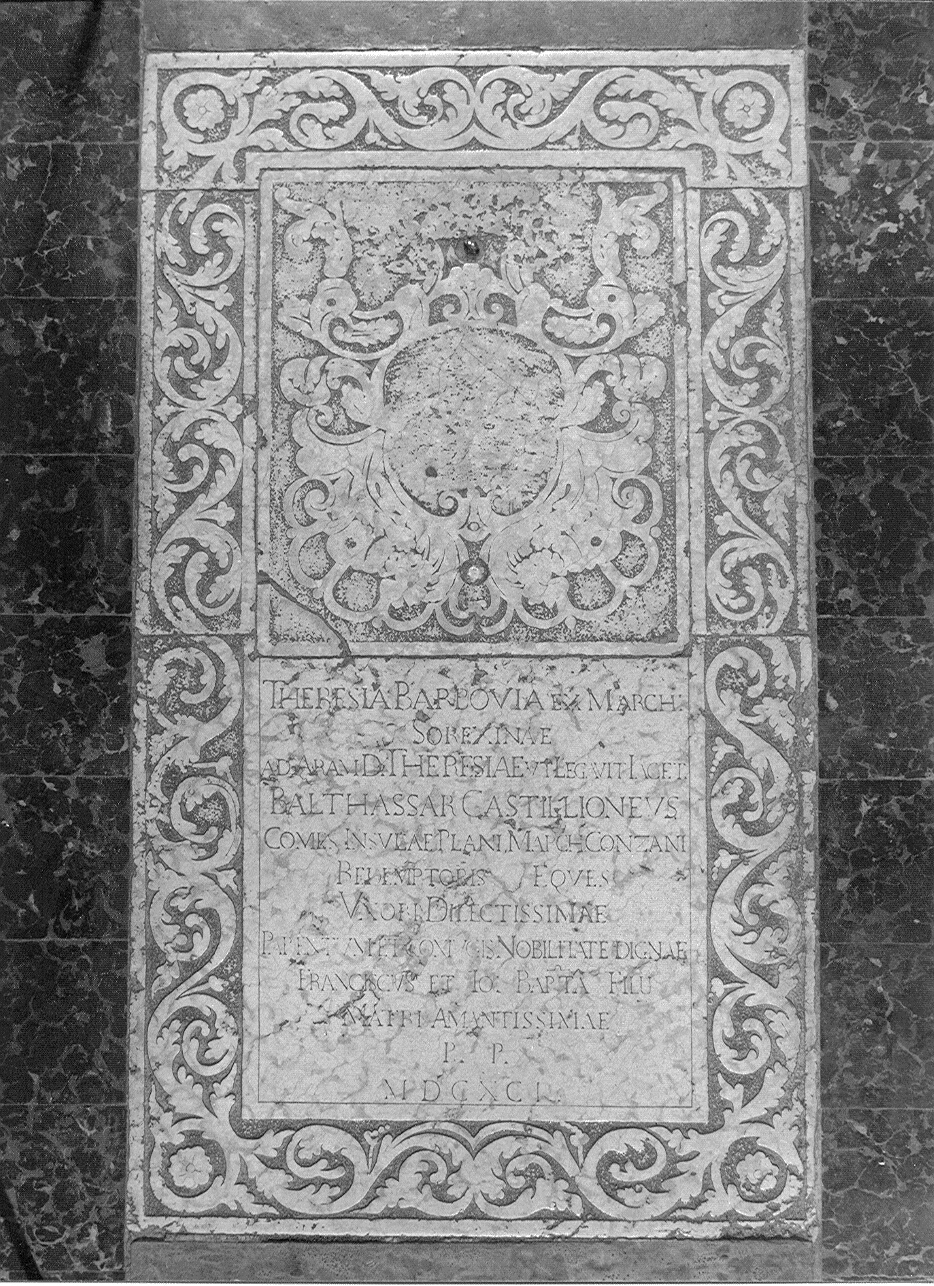 stemma gentilizio (lapide tombale, opera isolata) - ambito mantovano (fine sec. XVII)