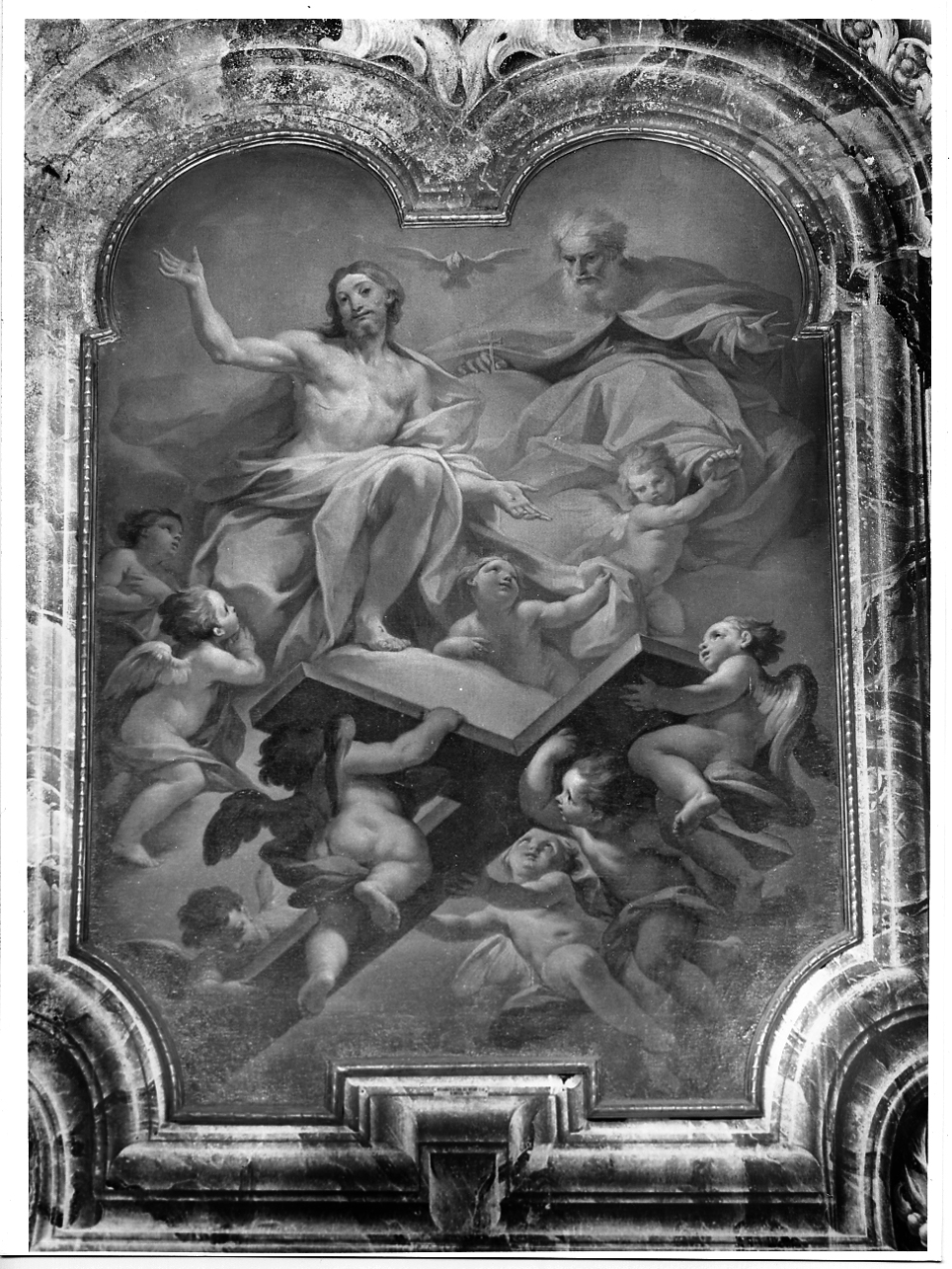 Trinità e angioletti reggenti la croce (dipinto, elemento d'insieme) di Sassi Giovanni Battista (prima metà sec. XVIII)