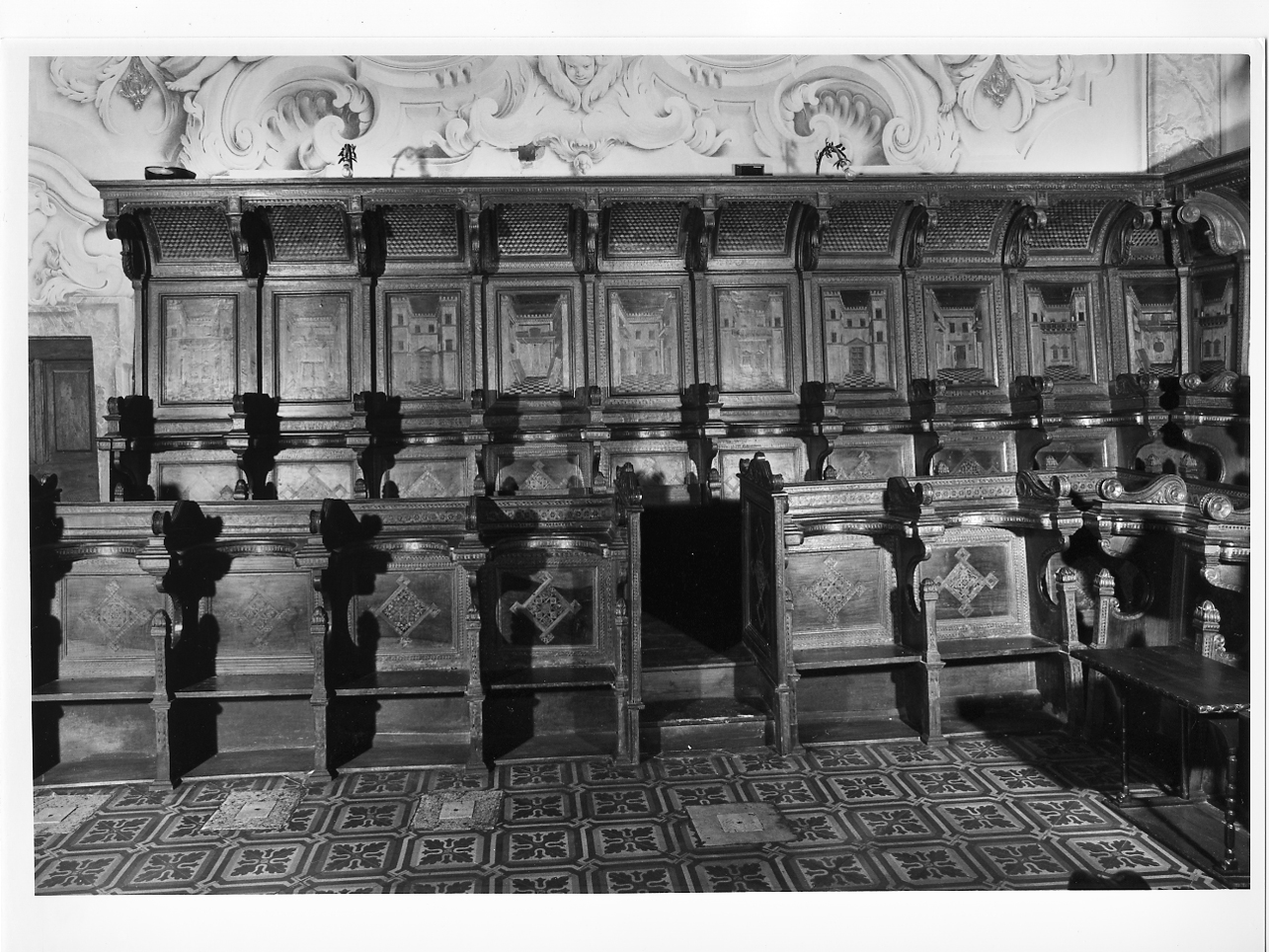Vedute architettoniche/ Nature morte (stalli del coro, complesso decorativo) di Rocchi Cristoforo (ultimo quarto sec. XV)