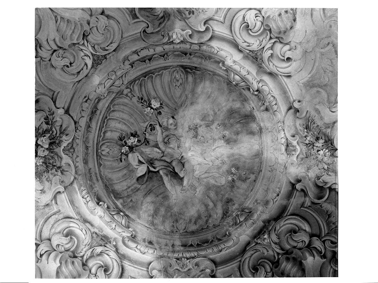 angioletti con rami di rose (dipinto, elemento d'insieme) di Sassi Giovanni Battista (e aiuti) (secondo quarto sec. XVIII)