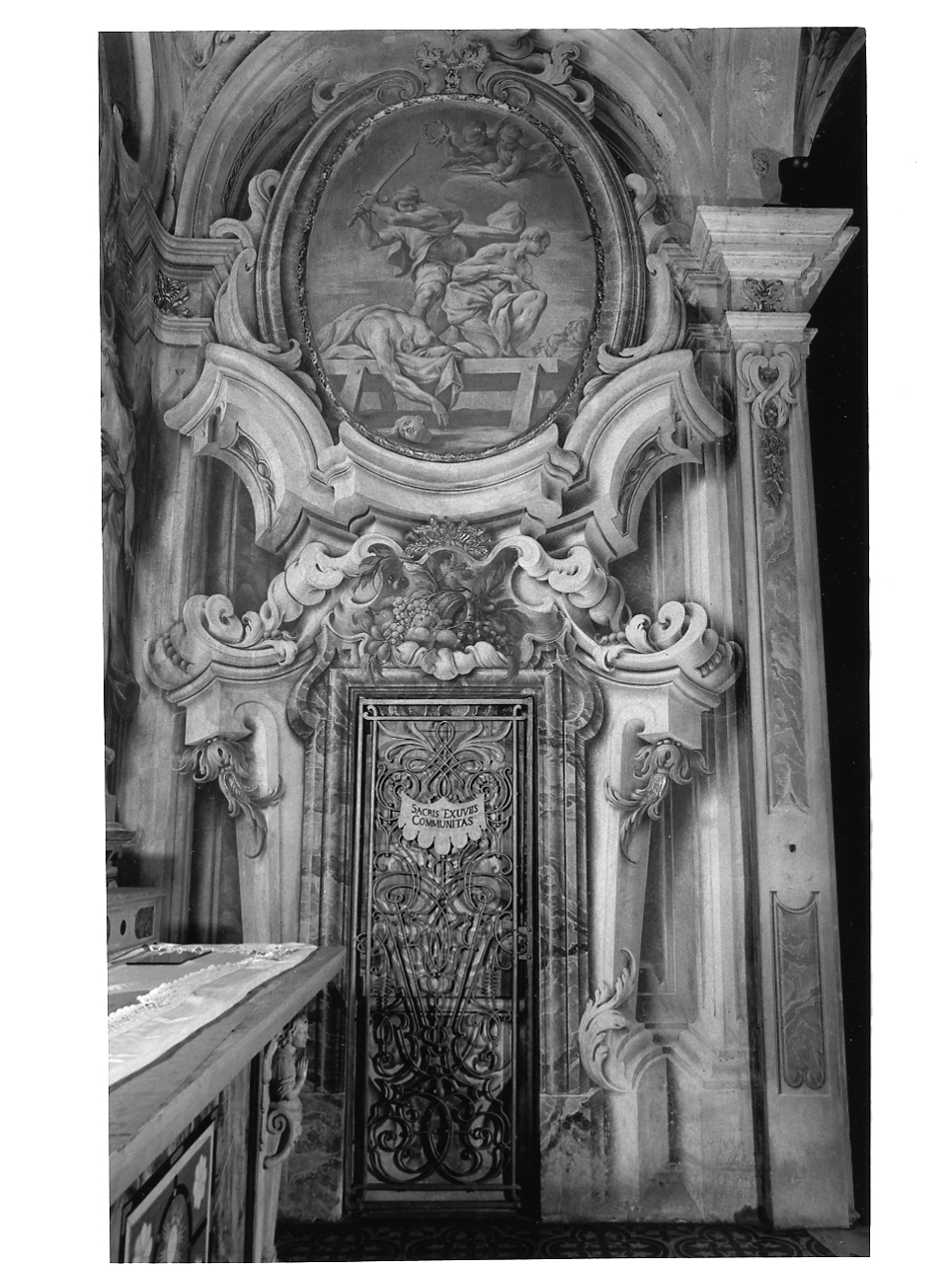 finta architettura con fiori e frutta (dipinto, elemento d'insieme) di Sassi Giovanni Battista (e aiuti) (sec. XVIII)