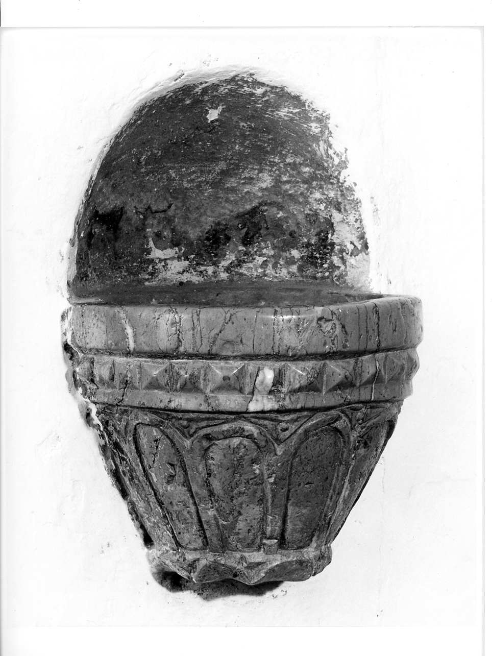 acquasantiera da parete, opera isolata - ambito lombardo (sec. XIV)