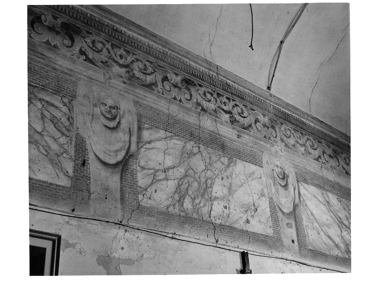 Motivi decorativi e girali vegetali e mascheroni (dipinto, opera isolata) - ambito lombardo (sec. XVII)