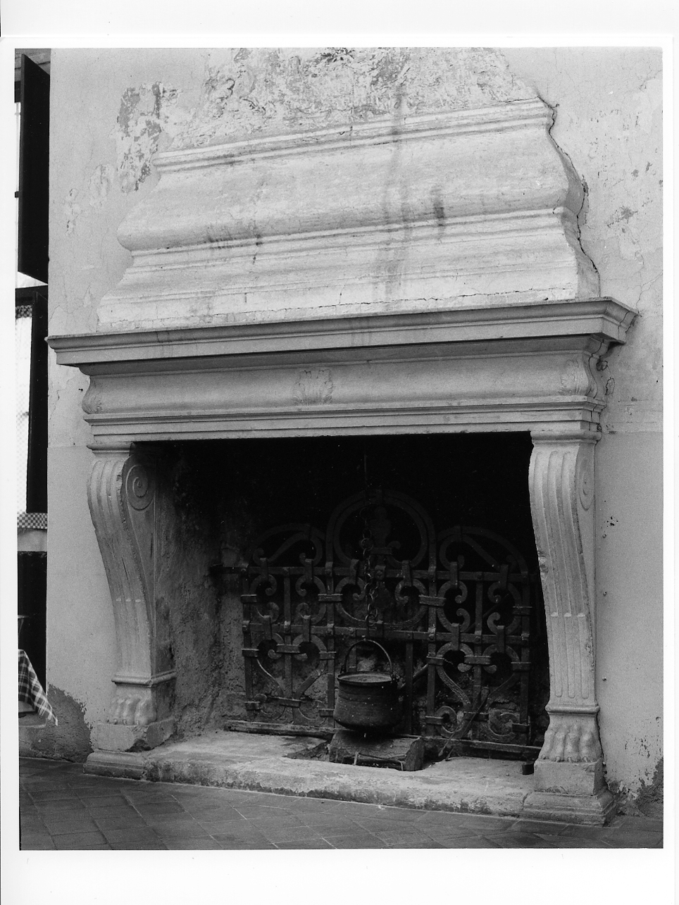 mostra di camino, opera isolata - ambito lombardo (sec. XVII)