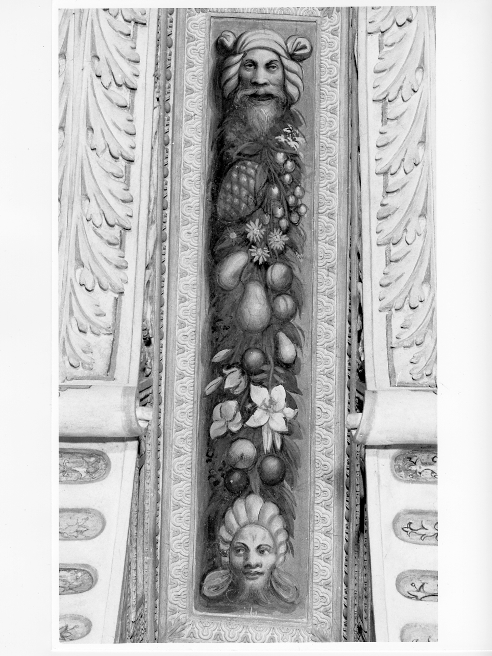 festone con fiori, frutti e mascheroni (dipinto, elemento d'insieme) di Gambara Lattanzio (terzo quarto sec. XVI)