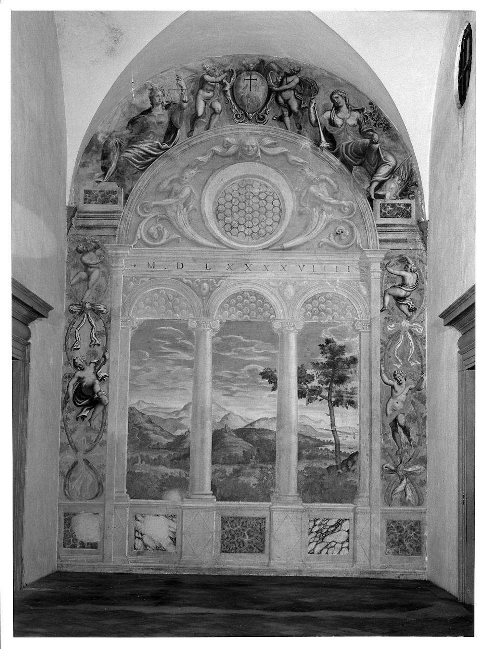 finta architettura con paesaggio e le figure allegoriche della Giustizia e della Pace (dipinto, elemento d'insieme) di Marone Pietro (sec. XVI)