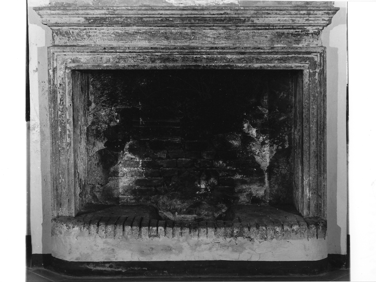 mostra di camino, opera isolata - ambito bresciano (seconda metà sec. XVI)