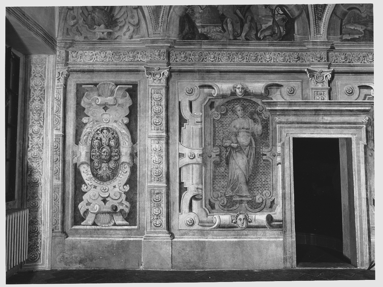 Figure allegoriche femminili e motivi decorativi a volute, a conchiglie, a rosette, mascheroni (dipinto, elemento d'insieme) di Marone Pietro (fine sec. XVI)