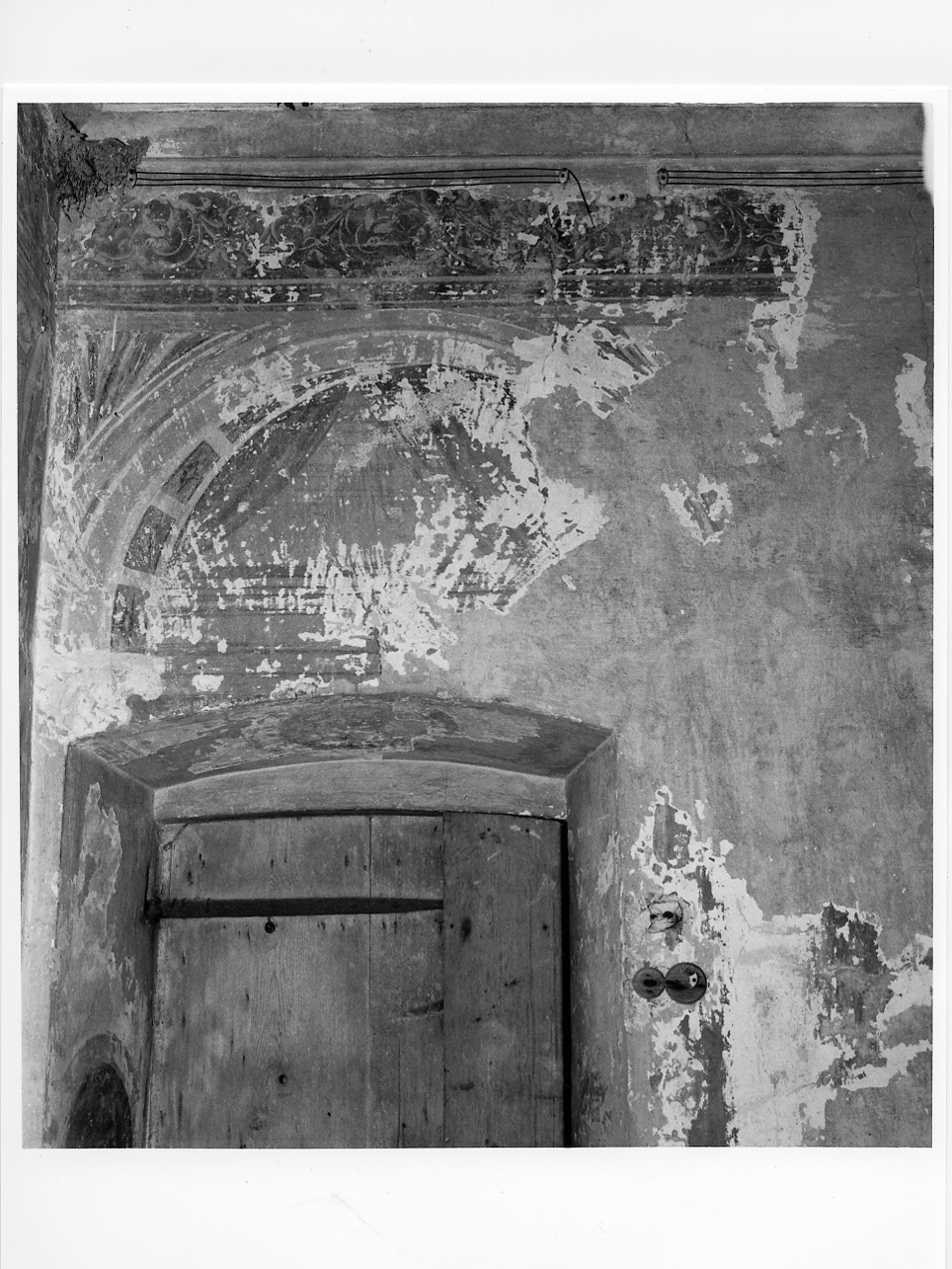 motivi decorativi a girali vegetali/ quadratura architettonica (decorazione pittorica, frammento) di Marone Pietro (fine sec. XVI)
