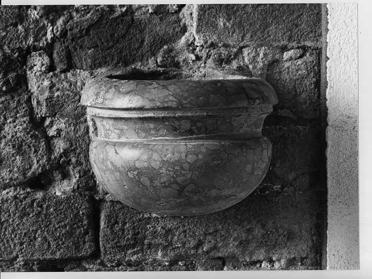 acquasantiera da parete, opera isolata - ambito mantovano (sec. XVIII)