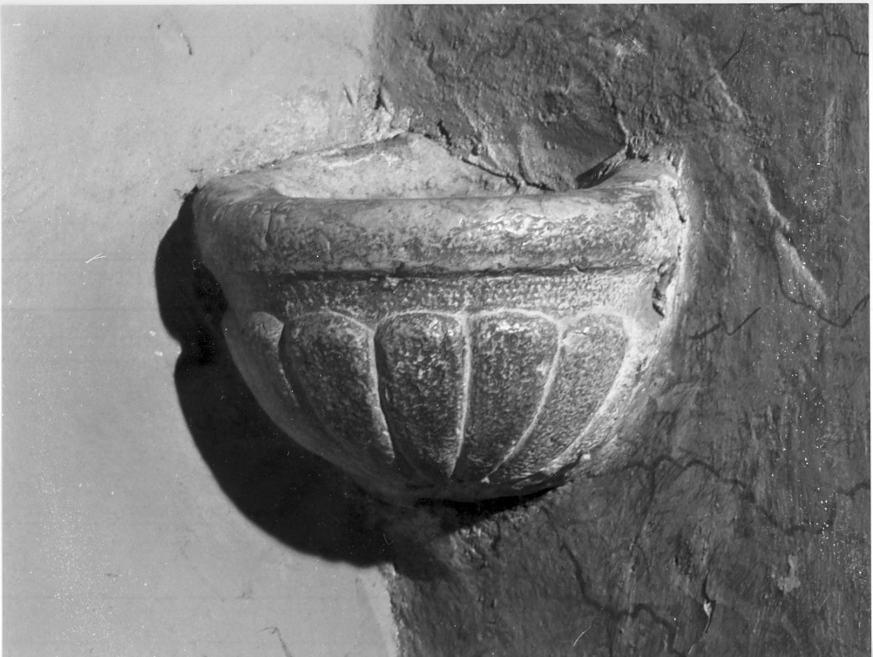 acquasantiera da parete, opera isolata - ambito mantovano (sec. XVIII)