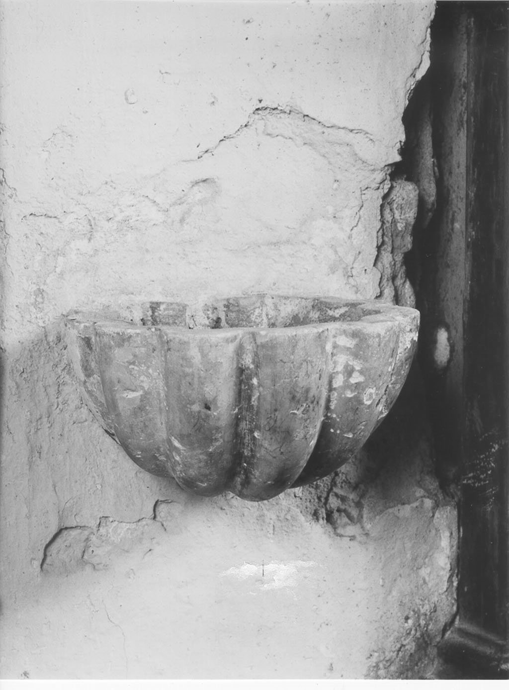 acquasantiera da parete, opera isolata - manifattura mantovana (prima metà sec. XVIII)