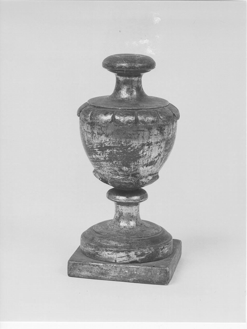 vaso d'altare con composizione floreale, serie - manifattura mantovana (seconda metà sec. XIX)