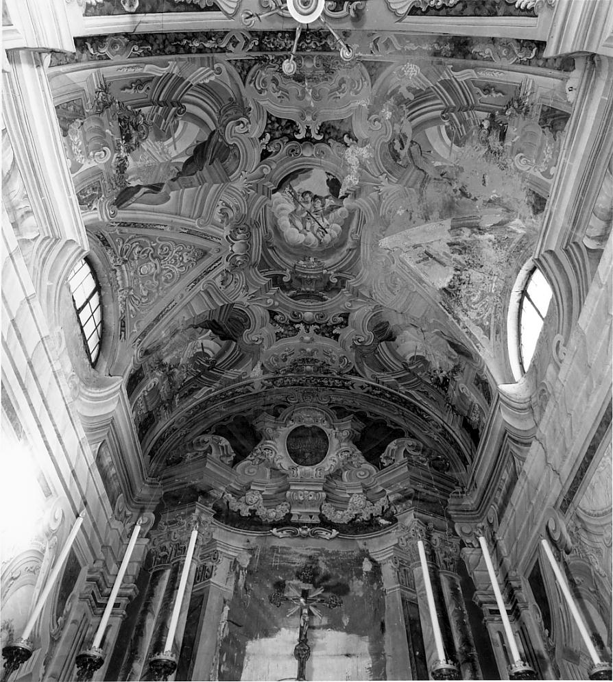 Finte architetture/ Angeli con serto di giglio su bastone e strumenti da falegname (simboli di S. Giuseppe) (decorazione plastico-pittorica, elemento d'insieme) di Ioli Domenico (metà sec. XVIII)