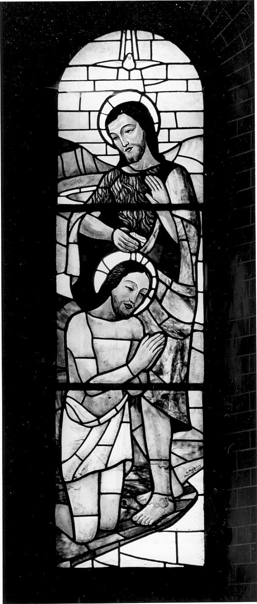 Battesimo di Cristo/ Angeli con simboli eucaristici (vetrata, serie) di Moroni Giuseppe (prima metà sec. XX)