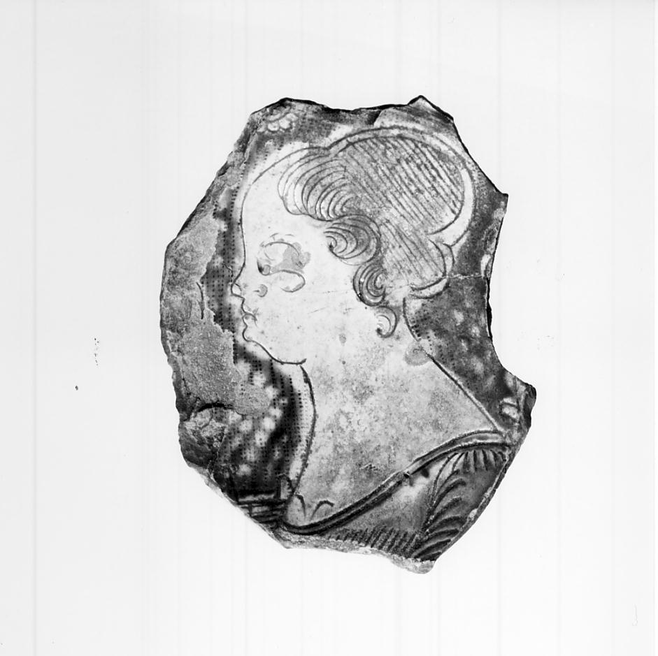 profilo muliebre con veste scollata (formella, frammento) - manifattura cremonese (fine/inizio secc. XV/ XVI)