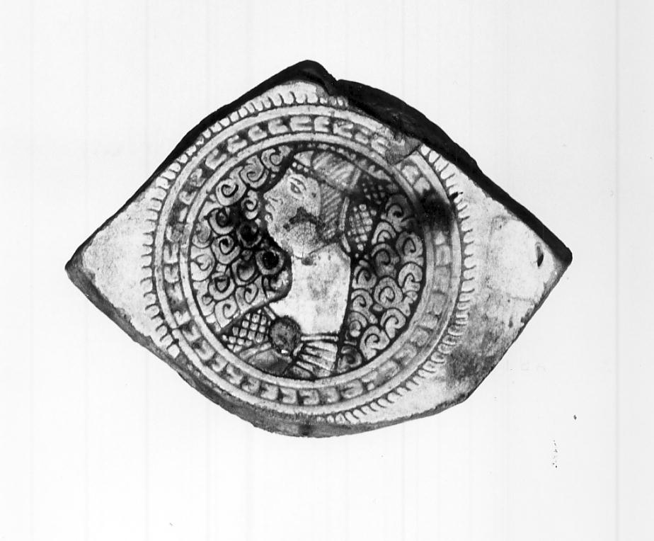 testa di donna con fondo a "vello" (formella, frammento) - manifattura padana (sec. XVI)