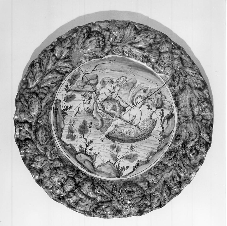 putti su delfino (piatto, opera isolata) - manifattura bassanese (seconda metà sec. XVII)
