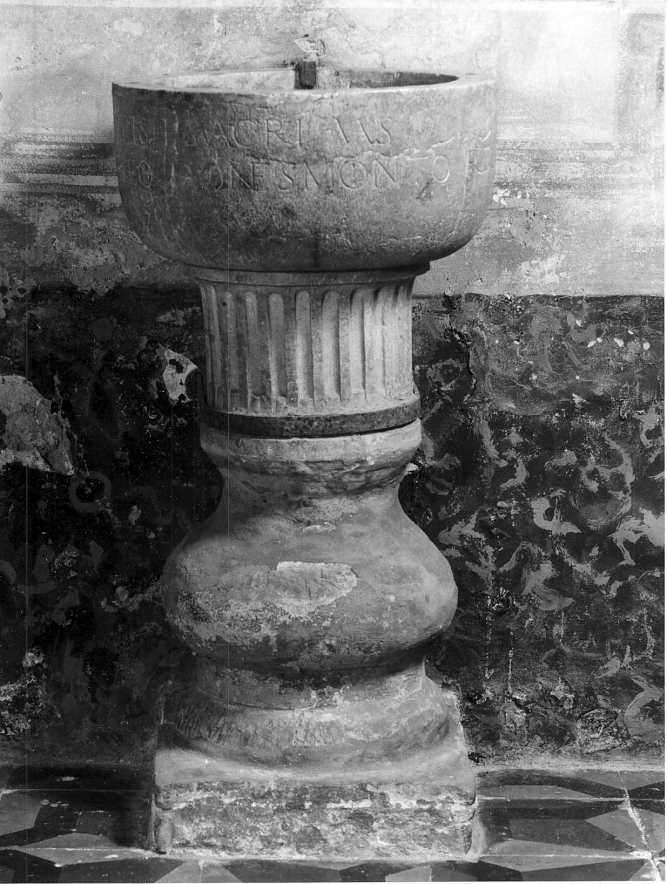 acquasantiera - a fusto, opera isolata - ambito italiano (fine sec. XV)