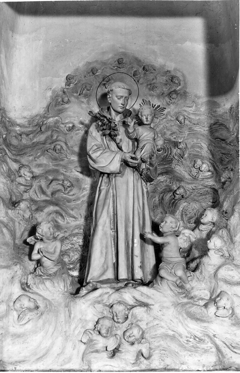 Sant'Antonio con Bambino Gesù e putti (gruppo scultoreo, insieme) di Nardini Giuseppe (attribuito) (sec. XX)