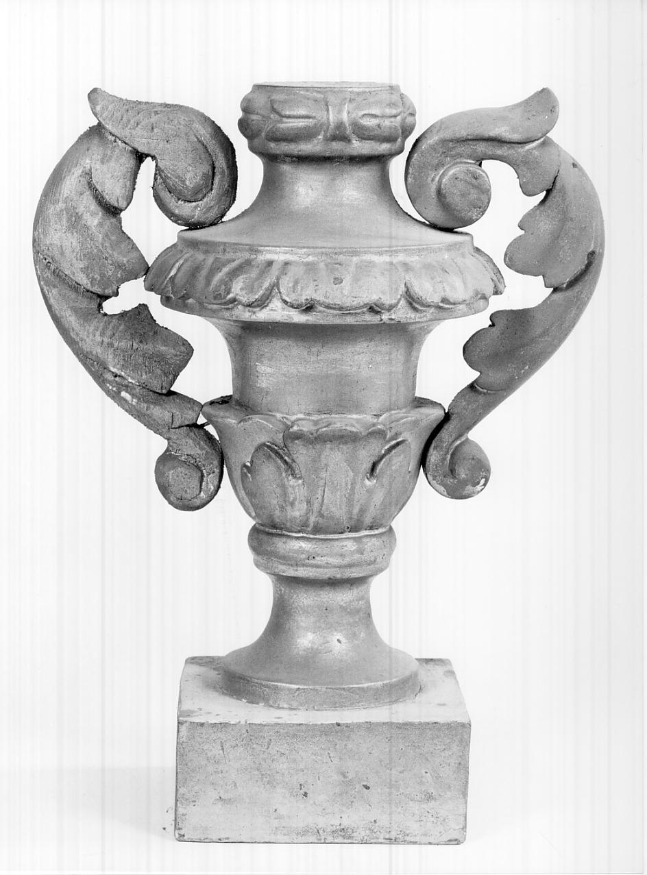 vaso d'altare con composizione floreale, serie - ambito italiano (prima metà sec. XVIII)