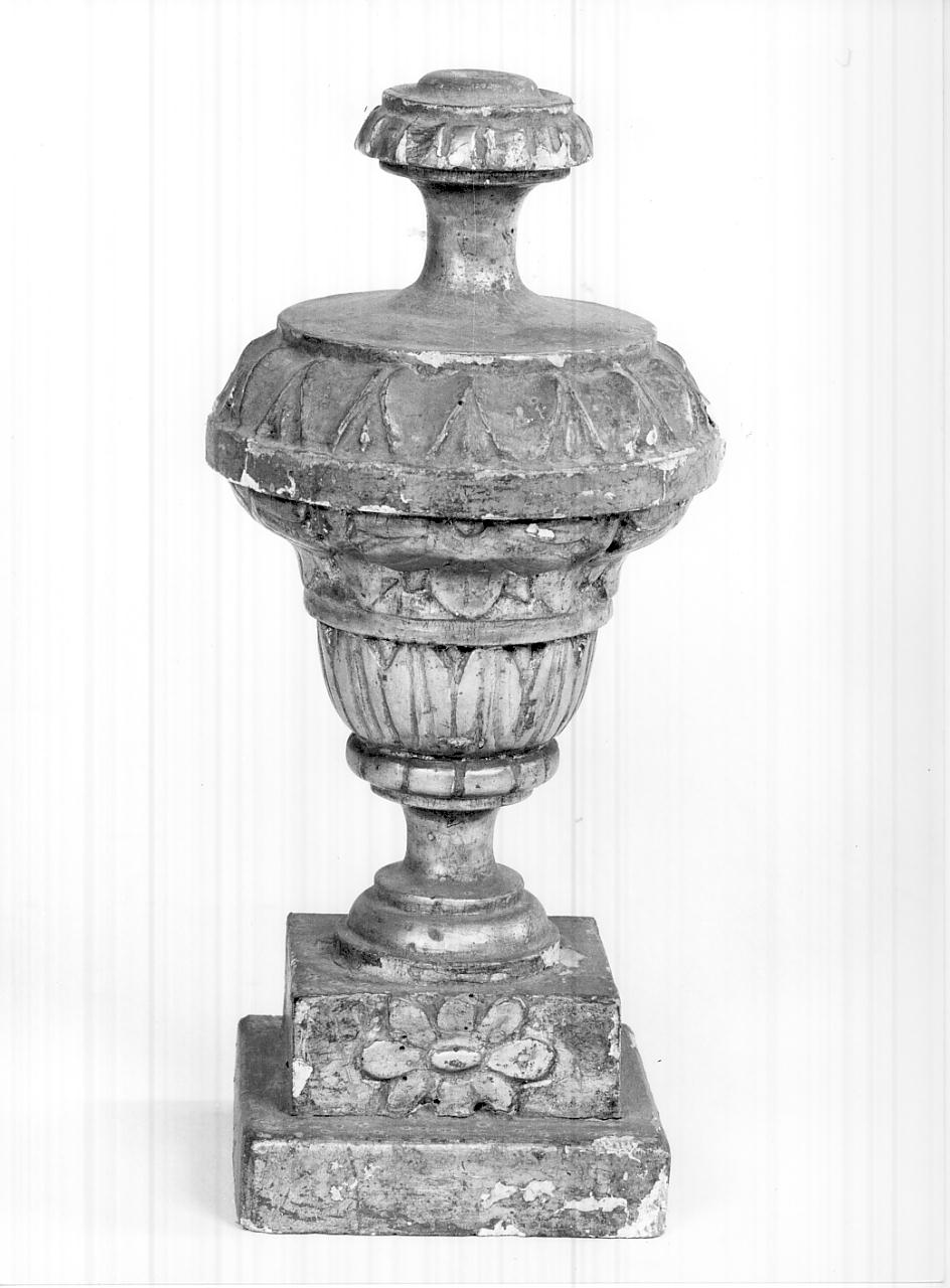 vaso d'altare con composizione floreale, serie - ambito italiano (seconda metà sec. XVII)