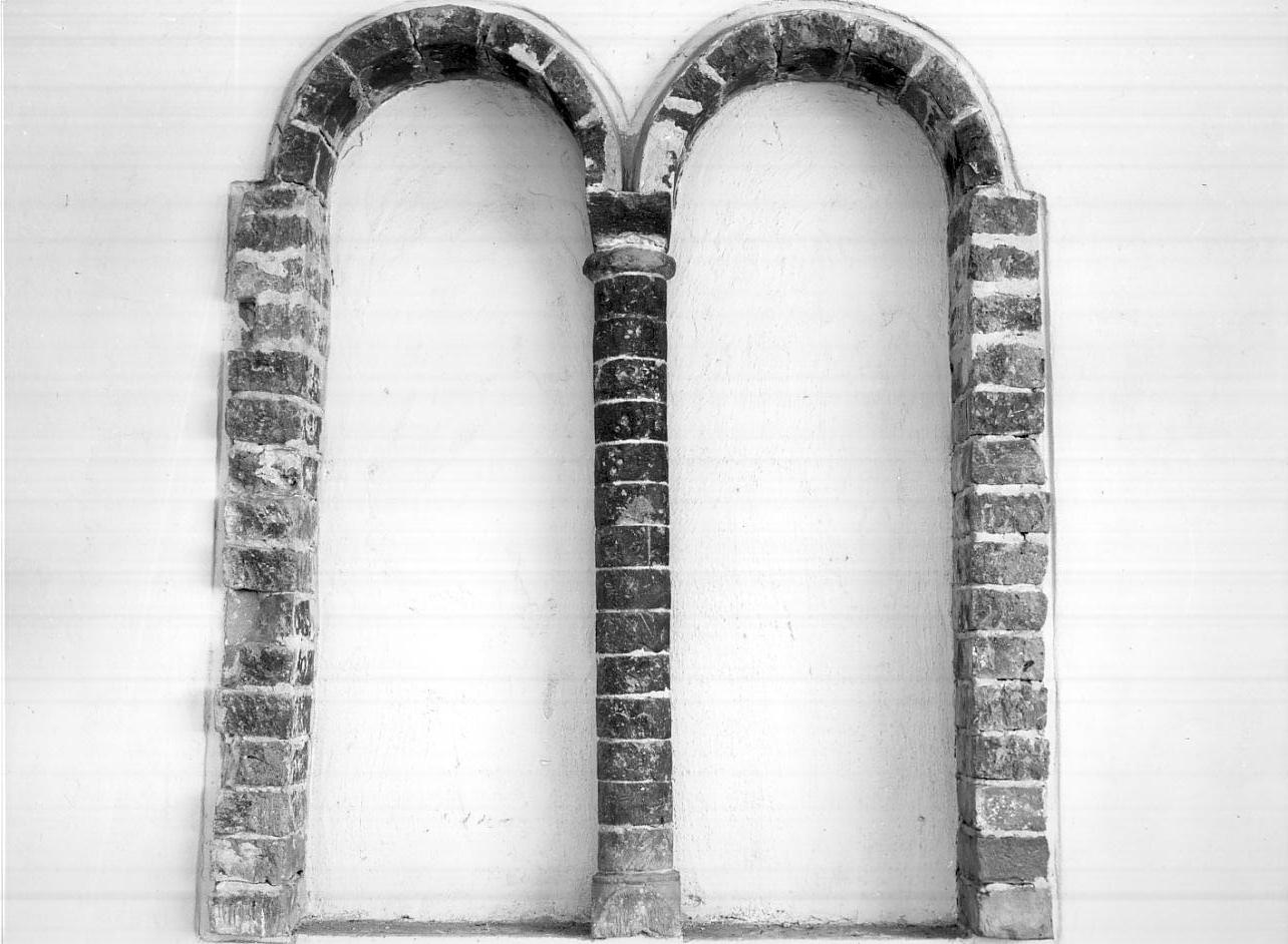 bifora, opera isolata - ambito italiano (metà sec. XI)