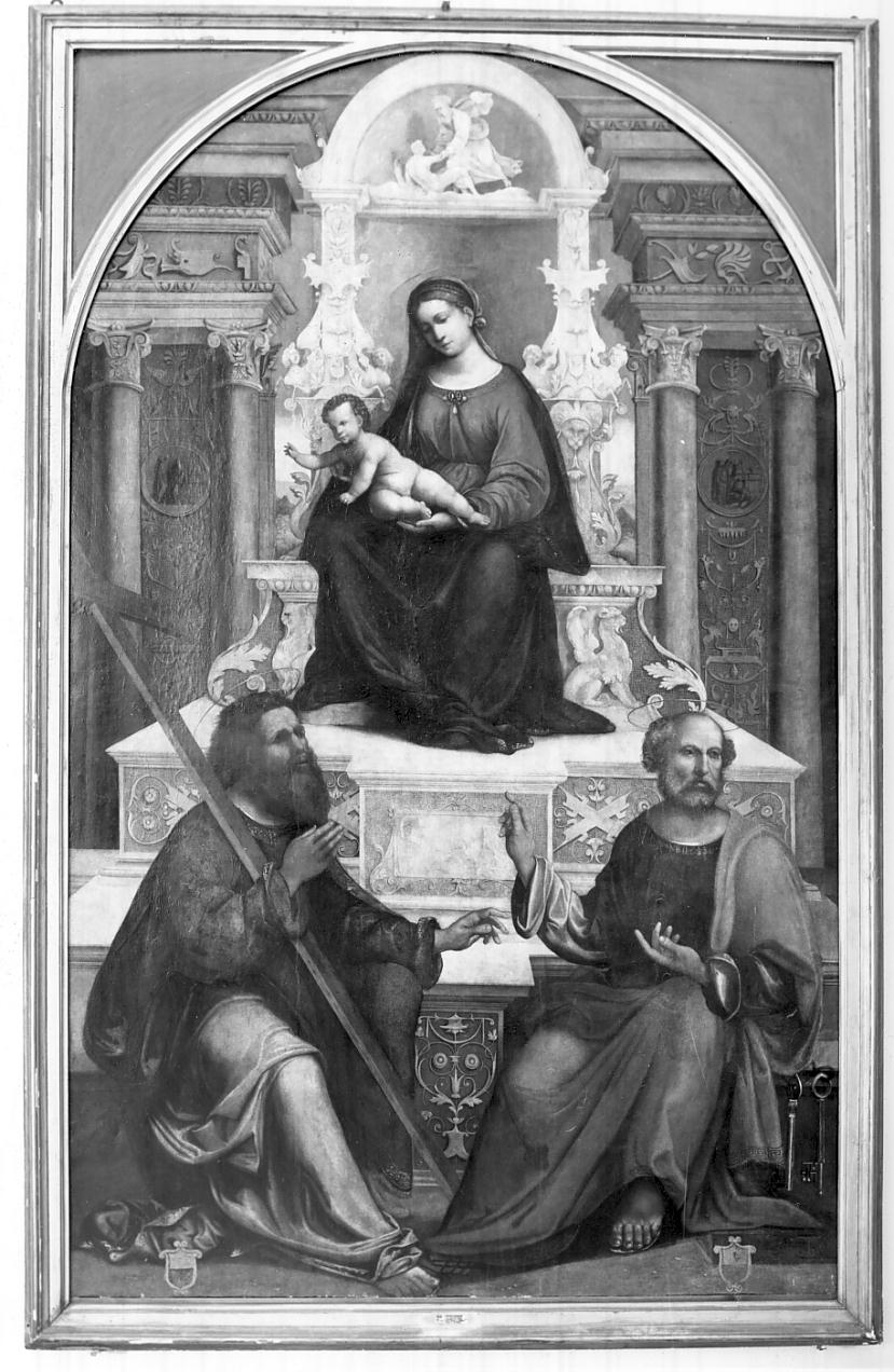Madonna in trono con San Pietro e Sant'Anna (dipinto, opera isolata) di Mazzolino Ludovico (prima metà sec. XVI)
