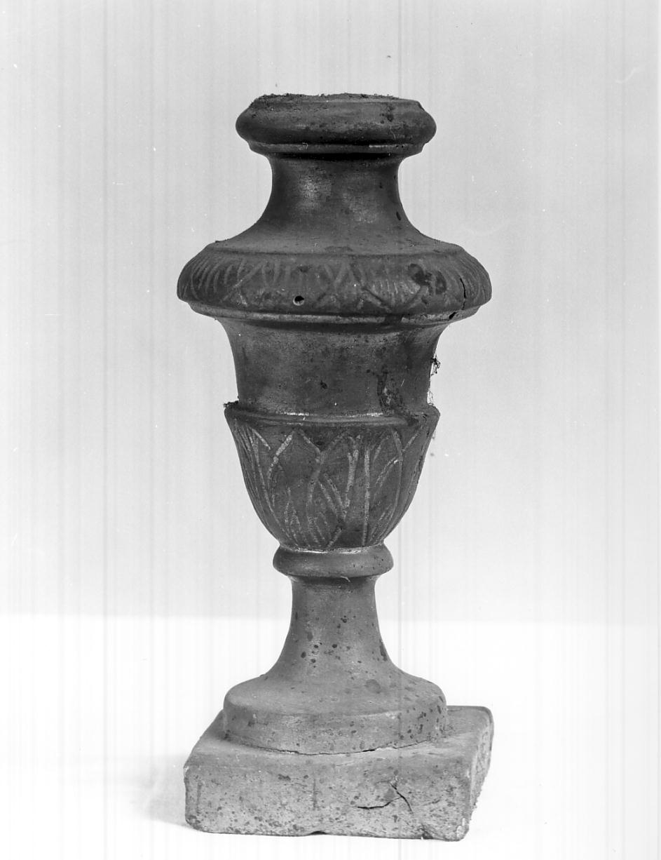 vaso d'altare con composizione floreale, serie - ambito mantovano (seconda metà sec. XIX)