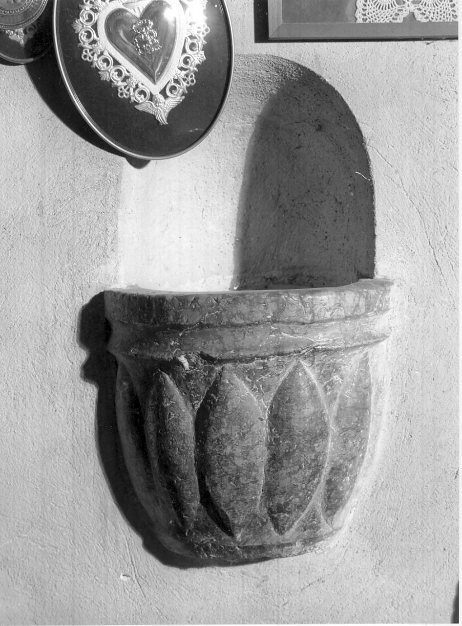acquasantiera da parete, opera isolata - ambito mantovano (prima metà sec. XVII)