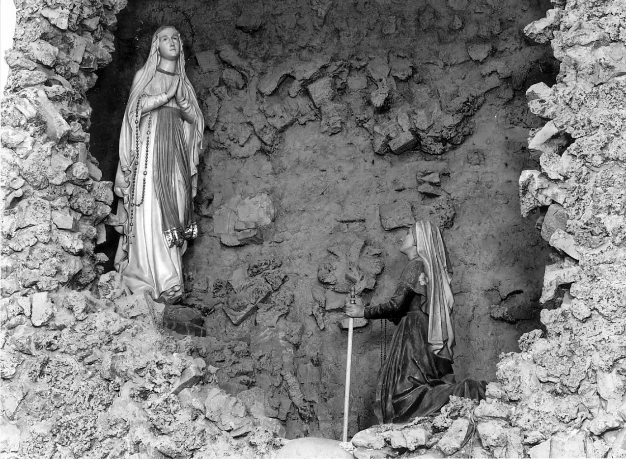Madonna di Lourdes e Santa Bernardette (gruppo scultoreo, insieme) - ambito italiano (sec. XX)