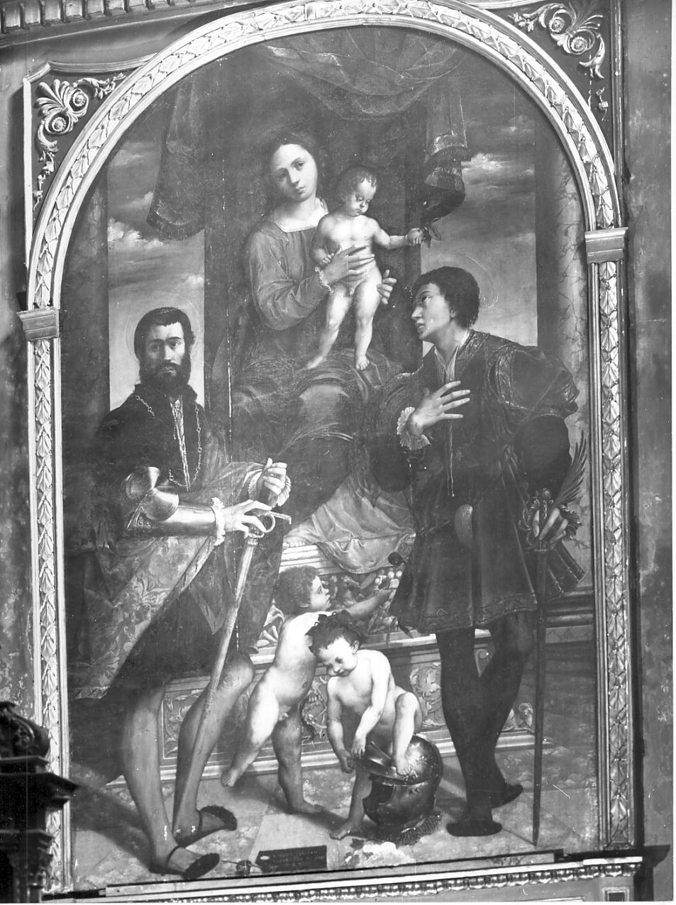 Madonna con bambino, San Nazario e San Celso (dipinto, opera isolata) di Campi Giulio (prima metà sec. XVI)