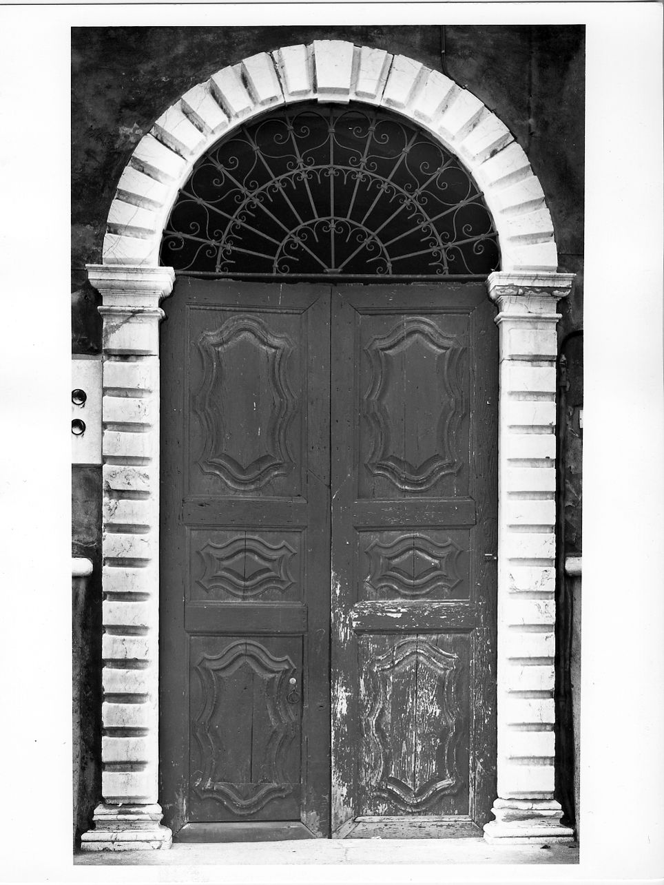 porta - a due battenti, opera isolata - ambito mantovano (sec. XVIII)