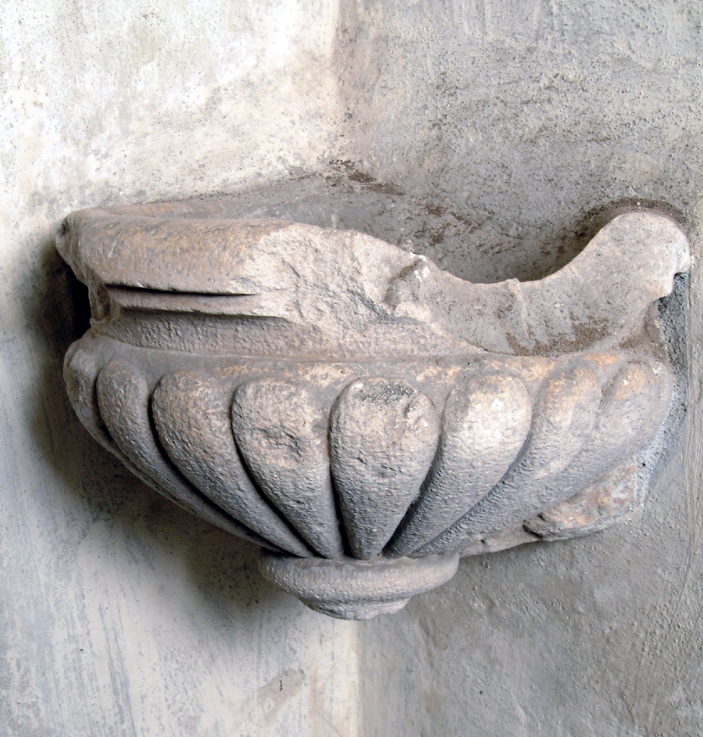 acquasantiera da parete, opera isolata - ambito lombardo (sec. XVI)