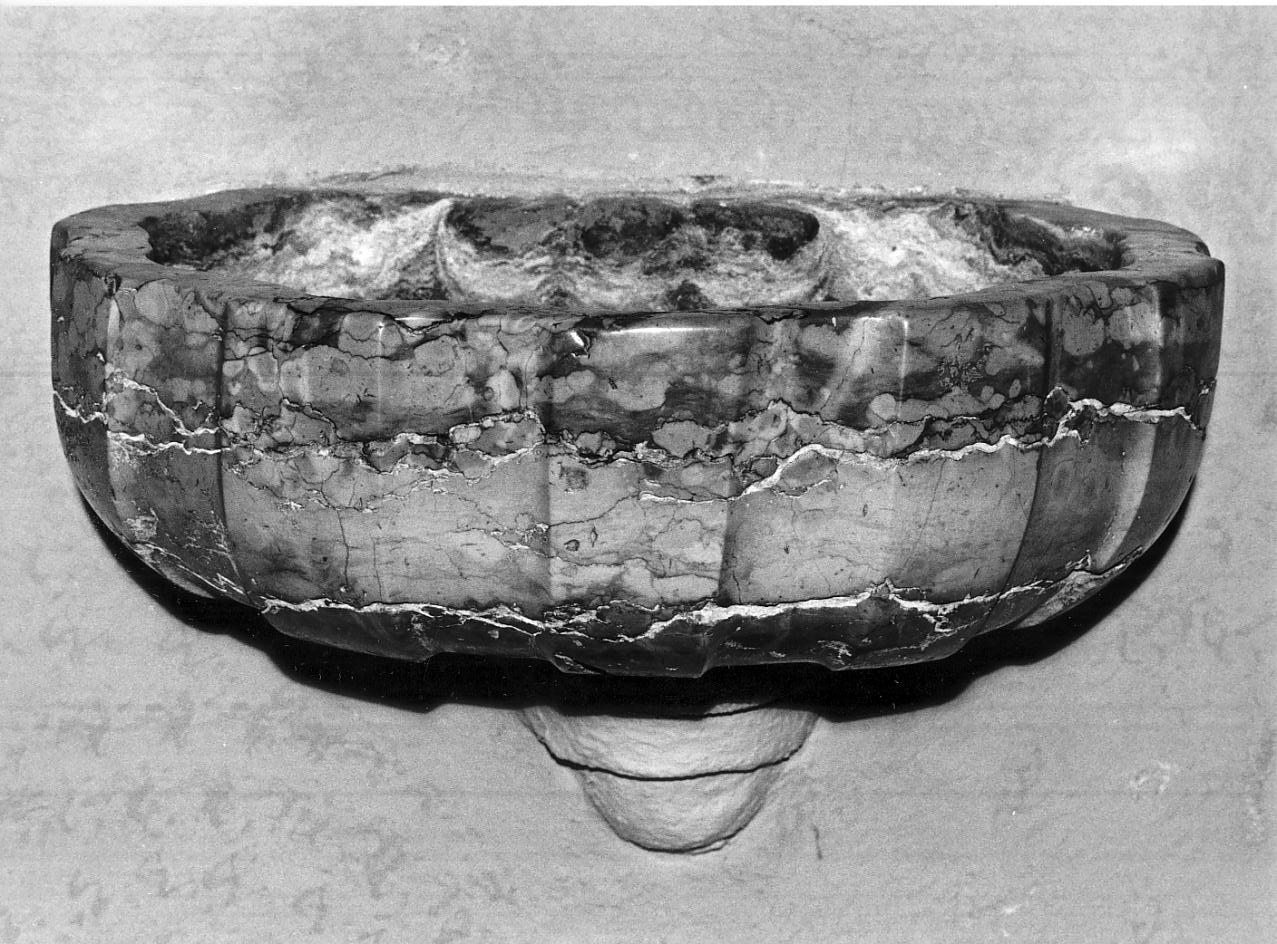 acquasantiera da parete, opera isolata - ambito mantovano (sec. XVIII)