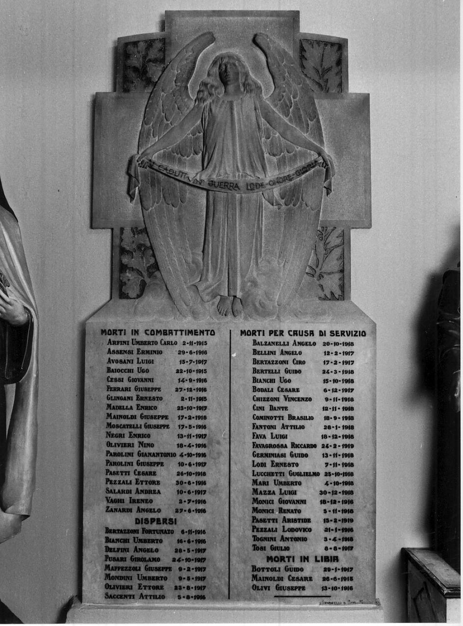 angelo con cartiglio (lapide, opera isolata) di Ricci, Sandrelli Libero (sec. XX)