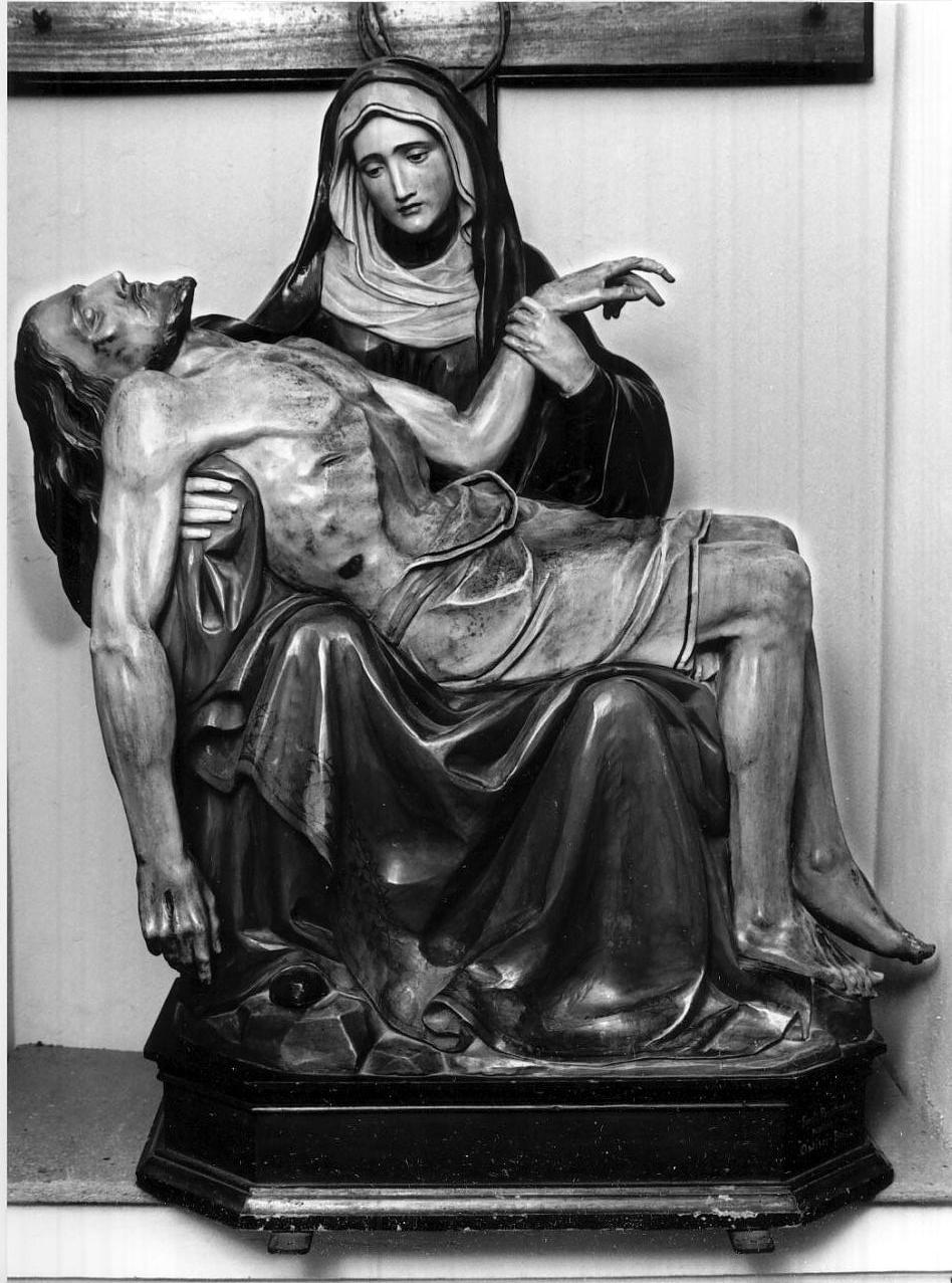 pietà (gruppo scultoreo, opera isolata) di Ditta Perathoner Ferdinand (sec. XX)