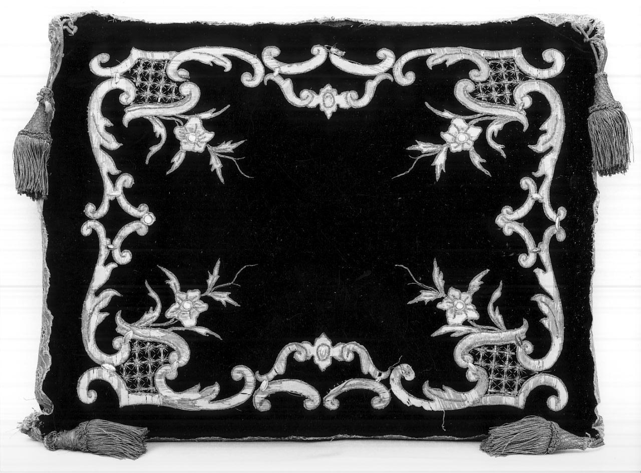 motivi decorativi floreali (cuscino funebre, elemento d'insieme) di Pellegrini Carlo (sec. XVIII)