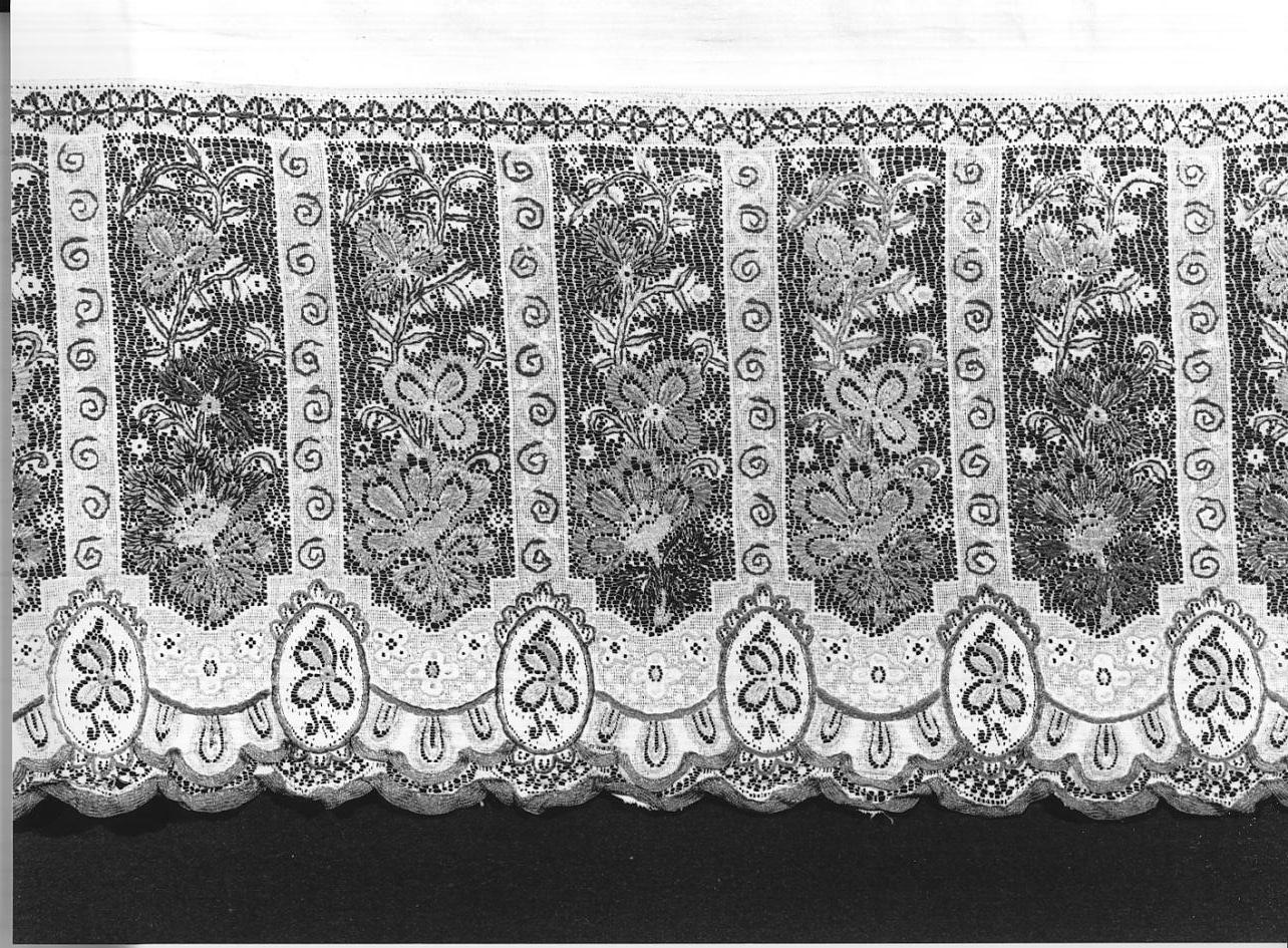 motivi decorativi geometrici e vegetali (tovaglia d'altare, opera isolata) - manifattura mantovana (secondo quarto sec. XX)