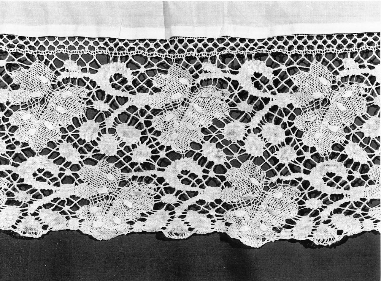 motivi decorativi geometrici e vegetali (cotta, opera isolata) - manifattura mantovana (prima metà sec. XX)