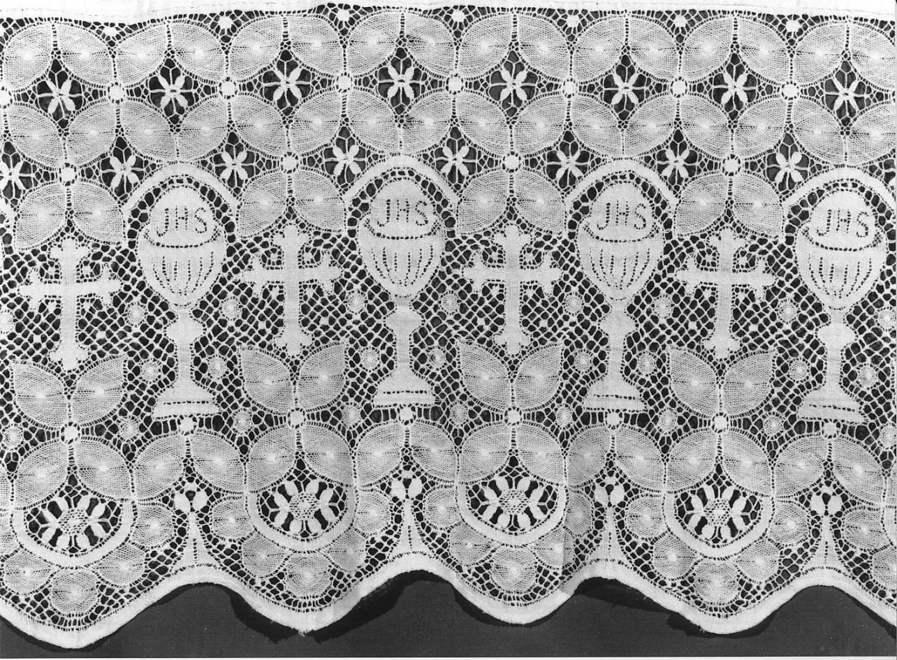 motivi decorativi geometrici e vegetali/ calice eucaristico/ croce (cotta, opera isolata) - manifattura mantovana (prima metà sec. XX)