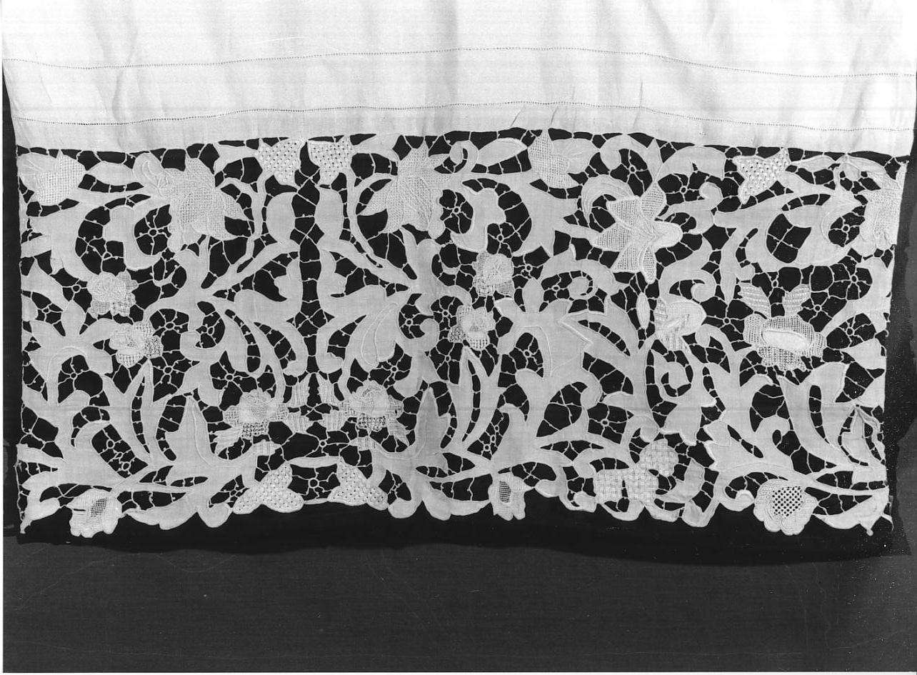 motivi decorativi vegetali (camice, opera isolata) - manifattura mantovana (primo quarto sec. XX)