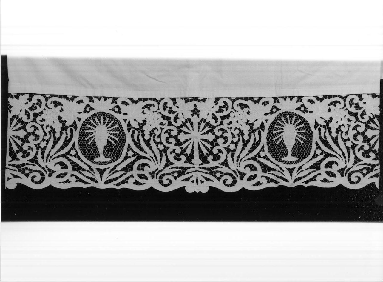 motivi decorativi vegetal/ simboli eucaristici/ croce/ calice eucaristico (camice, opera isolata) - manifattura mantovana (prima metà sec. XX)