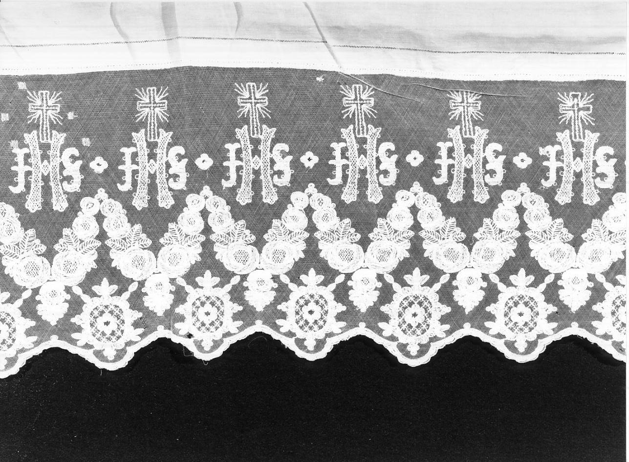 motivi decorativi geometrici e vegetali/ croci/ iscrizione (tovaglia d'altare, opera isolata) - manifattura mantovana (prima metà sec. XX)