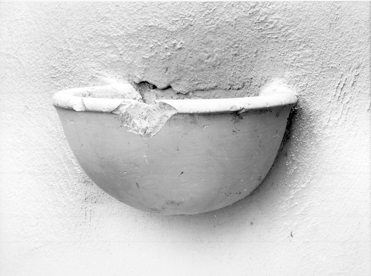 acquasantiera da parete, opera isolata - ambito mantovano (primo quarto sec. XX)