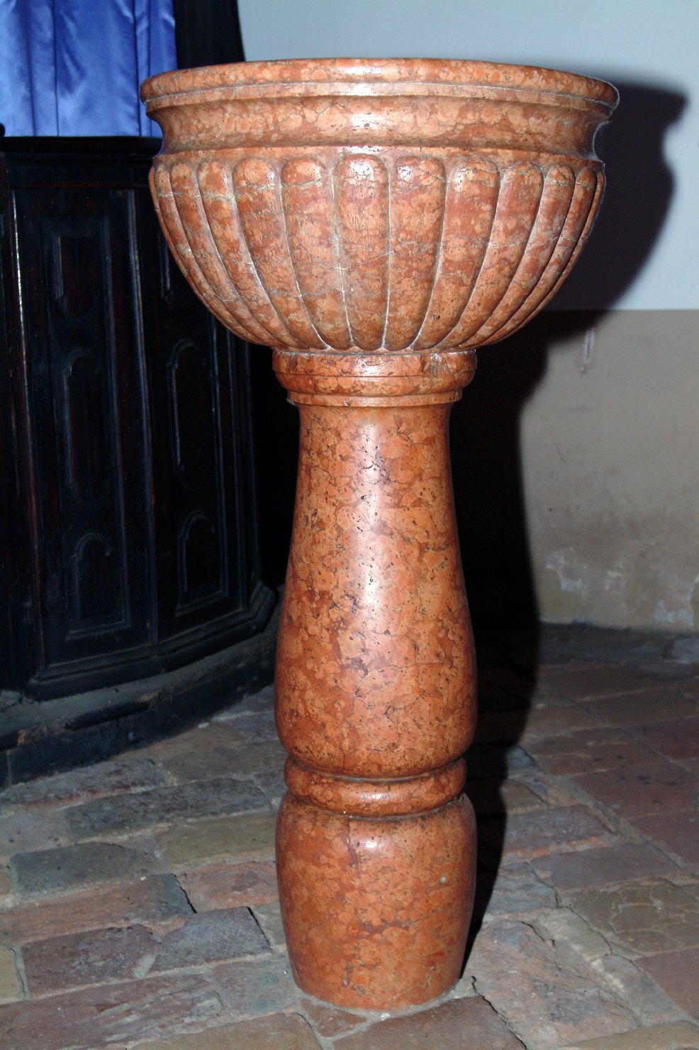 acquasantiera - a fusto, opera isolata - ambito mantovano (fine/inizio secc. XVII/ XVIII)