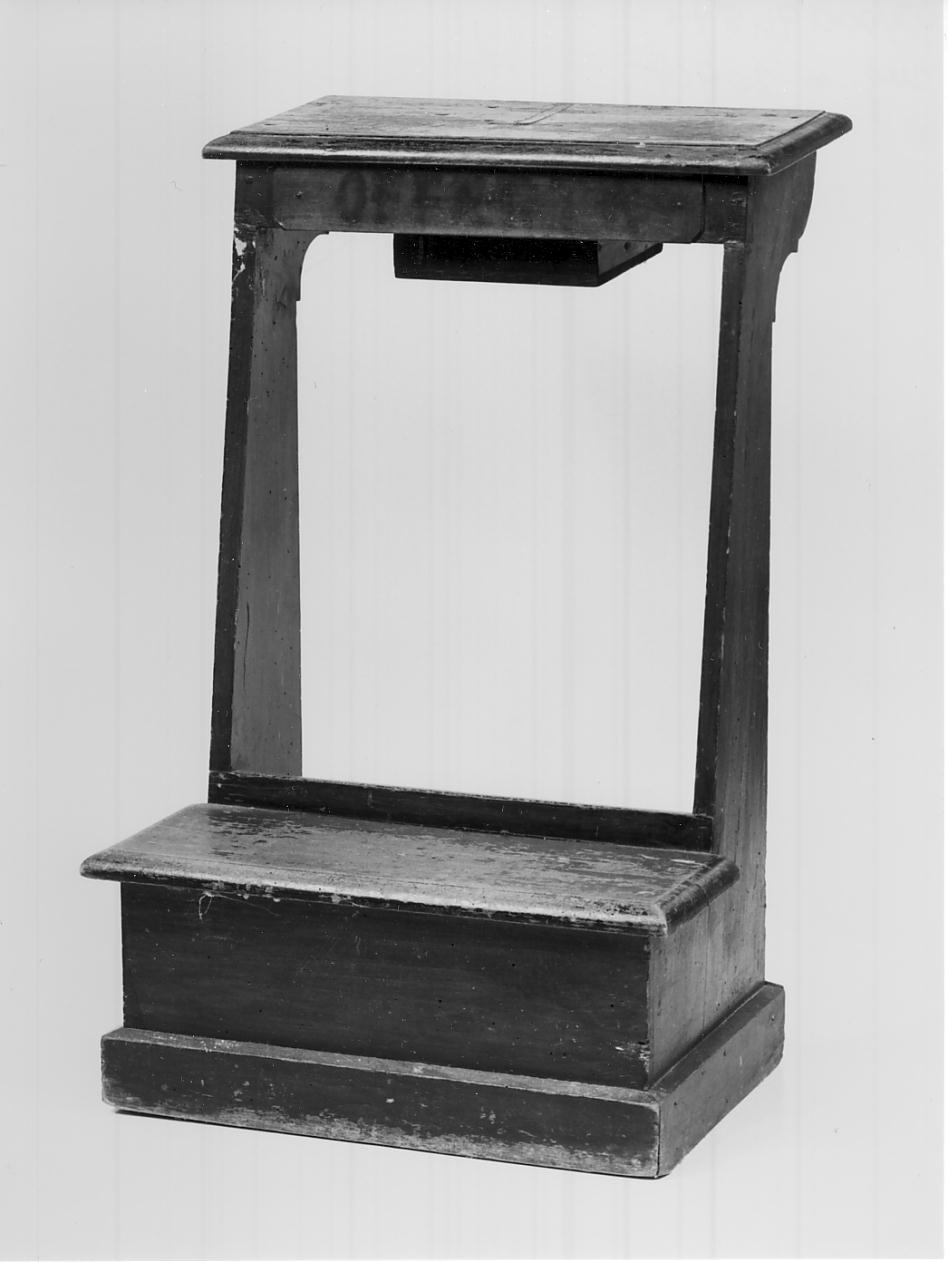 inginocchiatoio, opera isolata - manifattura mantovana (primo quarto sec. XX)